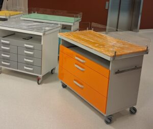 Vauvan hoitopöytä hoitotasolla sairaalakäyttöön
